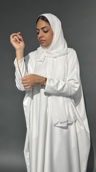 عباية بيضاء نص بشت بجيوب مخفية