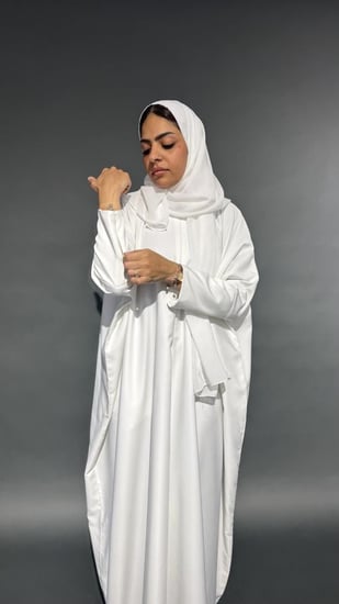 عباية بيضاء نص بشت بجيوب مخفية