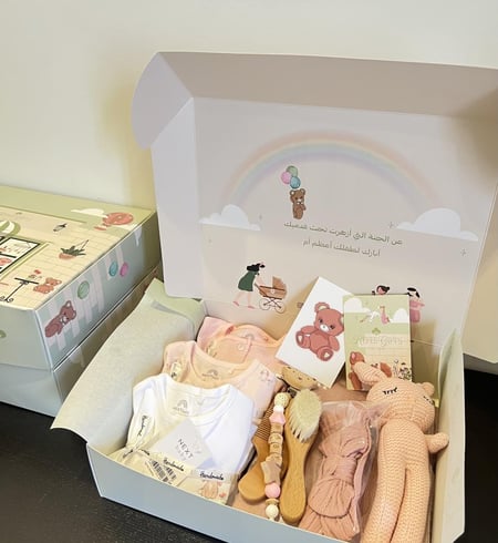 بوكس مواليد بنات +مشط بالأسم
