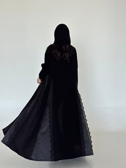 عباية كريب ملكي مع جوانب دانتيل أسود