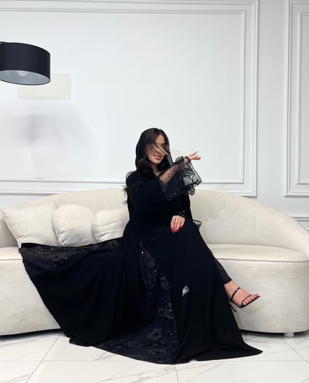 عباية نص كلوش كريب ملكي جوانب مطرز ورود