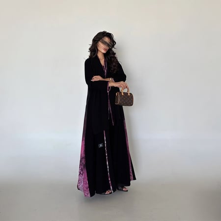 عباية كريب ملكي كلوش مع جوانب وردي