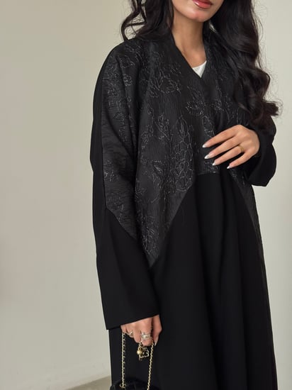 عباية كريب ملكي مع تفته هندي من الأعلى