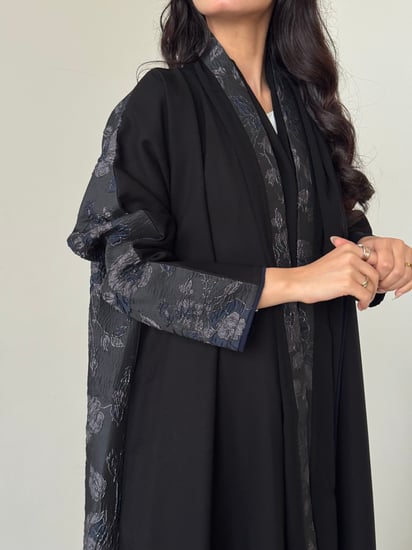 عباية قماش كريب مع تفته هندي من الخلف