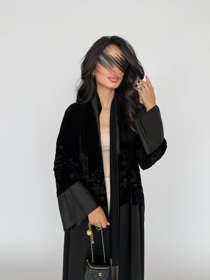 عباية مخمل مطرز مع قماش شانيل واكمام ستان