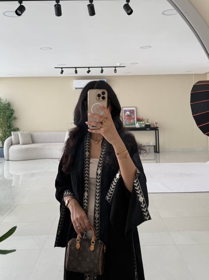 عباية كريب ملكي كلوش مع أربع كسرات