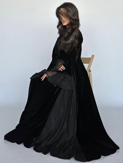 عباية دانتيل مخمل مع أكمام كلوش وجوانب