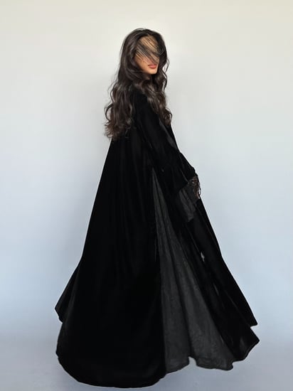 عباية دانتيل مخمل مع أكمام كلوش وجوانب