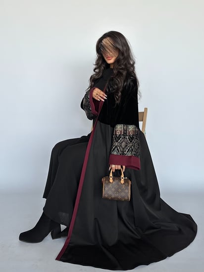 عباية كلوش مخمل مع شانيل لون برغندي