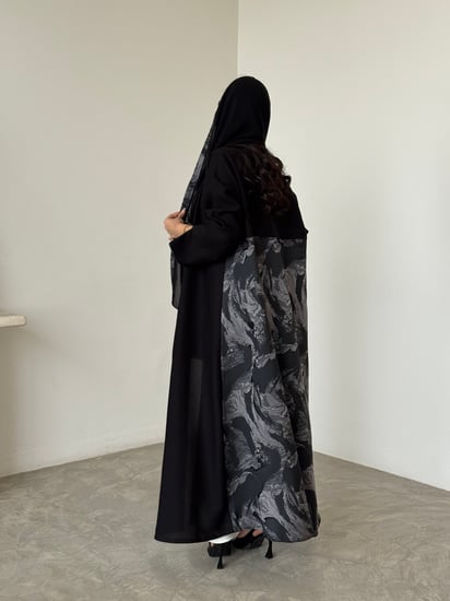 عباية قماش كريب مع تفته هندي مموج رمادي