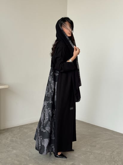 عباية قماش كريب مع تفته هندي مموج رمادي