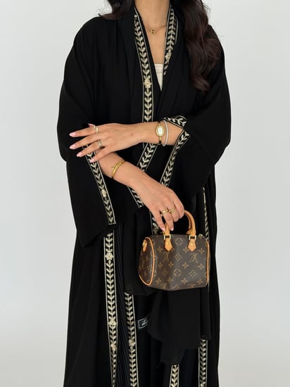 عباية كريب ملكي كلوش مع أربع كسرات