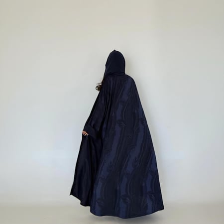 عباية قماش مموج أزرق مع كريب ناعم