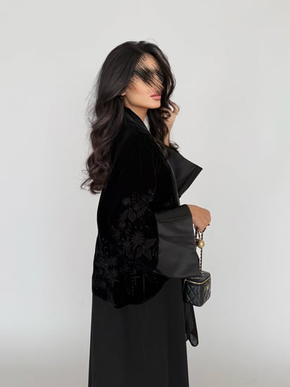 عباية مخمل مطرز مع قماش شانيل واكمام ستان