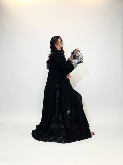 عباية نص كلوش كريب ملكي جوانب مطرز ورود