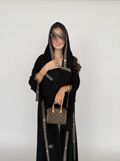 عباية كريب ملكي كلوش مع أربع كسرات