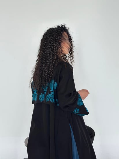 عباية نص كلوش كتان مع تطريز ازرق