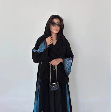 عباية كريب ملكي كلوش مع جوانب أزرق بتفاصيل فاخرة للنساء