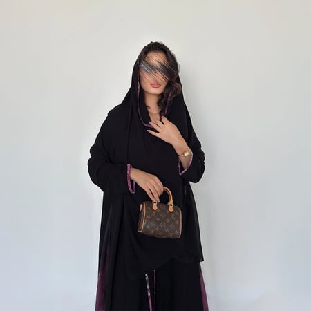 عباية كريب ملكي كلوش مع جوانب وردي