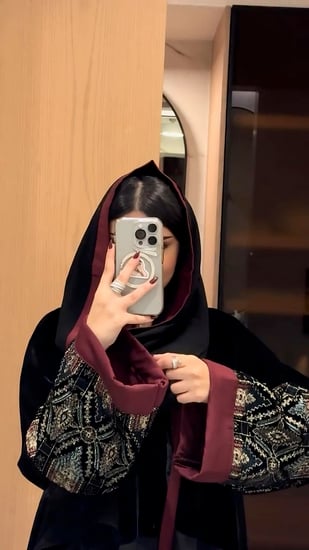 عباية كلوش مخمل مع شانيل لون برغندي