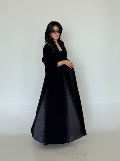 عباية كريب ملكي مع جوانب دانتيل أسود