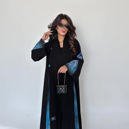 عباية كريب ملكي كلوش مع جوانب أزرق