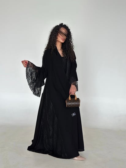 عباية دانتيل مخمل مع أكمام كلوش وجوانب