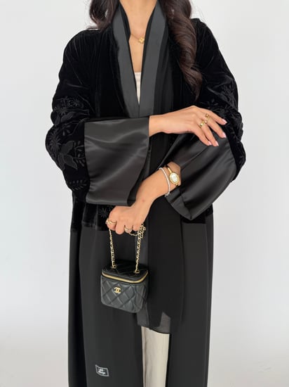 عباية مخمل مطرز مع قماش شانيل واكمام ستان