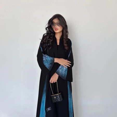 صورة عباية كريب ملكي كلوش مع جوانب أزرق بتصميم أنيق