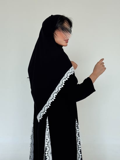 عباية كريب ملكي مع جوانب دانتيل أبيض