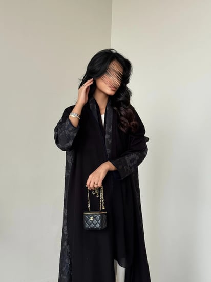 عباية قماش كريب مع تفته هندي من الخلف