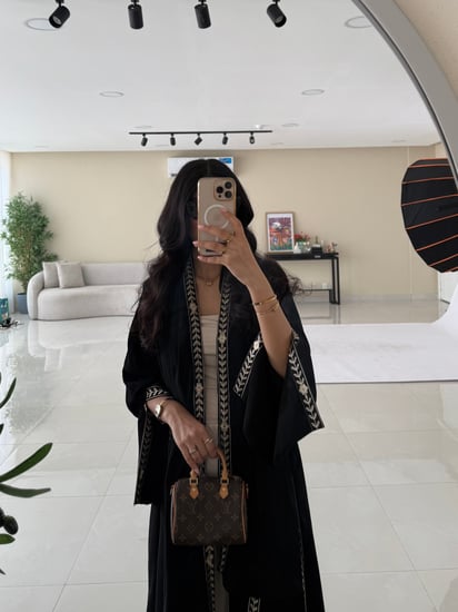 عباية كريب ملكي كلوش مع أربع كسرات