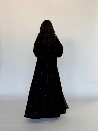 عباية كريب ملكي مع تطريز رمادي أمامي
