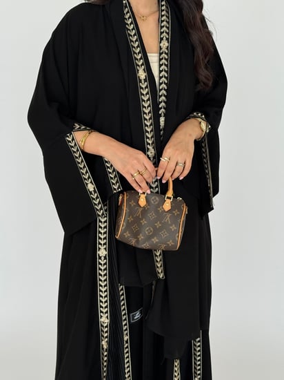 عباية كريب ملكي كلوش مع أربع كسرات