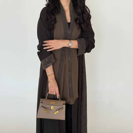 عباية زيتي كريب كوري مع جاكار مطرز