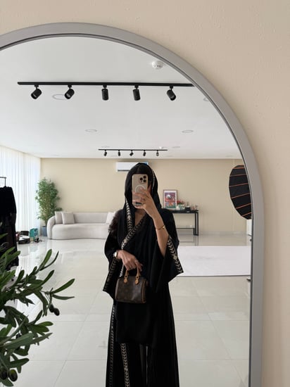 عباية كريب ملكي كلوش مع أربع كسرات