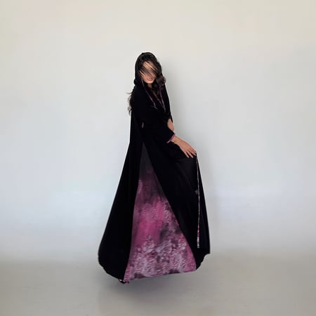 عباية كريب ملكي كلوش مع جوانب وردي