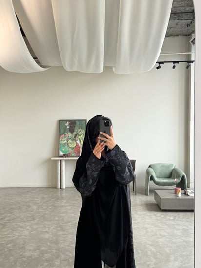 عباية قماش كريب مع تفته هندي من الخلف