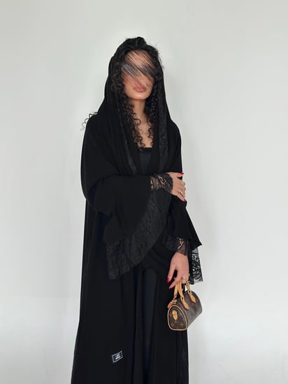 عباية دانتيل مخمل مع أكمام كلوش وجوانب