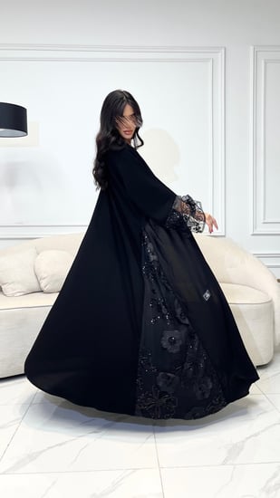 عباية نص كلوش كريب ملكي جوانب مطرز ورود