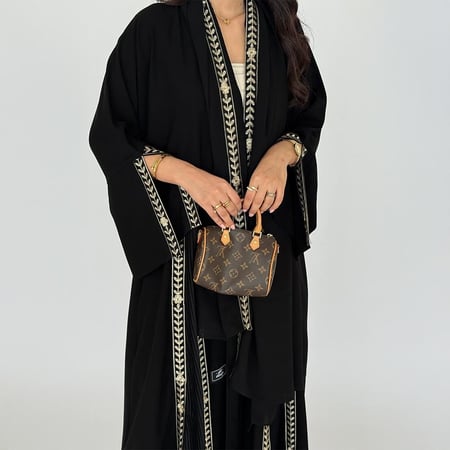 عباية كريب ملكي كلوش مع أربع كسرات