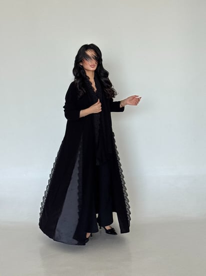 عباية كريب ملكي مع جوانب دانتيل أسود