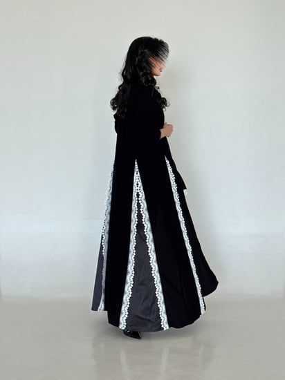 عباية كريب ملكي مع جوانب دانتيل أسود