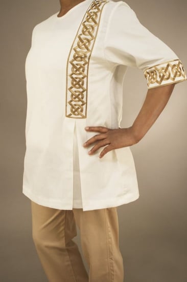 يونيفورم للعاملات المنزلية عسلي بيج غامق بتطريزات هندسية