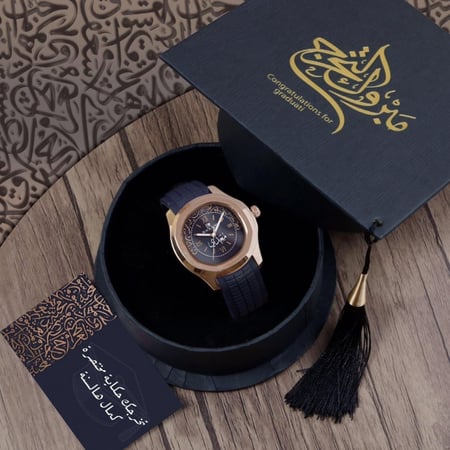 أطقم هدايا تخرج شبابية مميزة بإسم من تحب مع كتابة عبارة إهداء حسب الطلب موديل