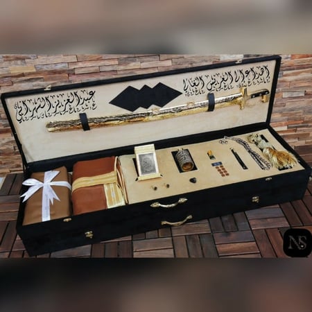 بوكس رجالي ملكي سيف فخم يشمل مشلح و مجموعة إكسسوارات عصرية أنيقة مع كتابة عبارة حسب الطلب موديل MN-876