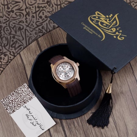 أطقم هدايا تخرج شبابية مميزة بإسم من تحب مع كتابة عبارة إهداء حسب الطلب موديل