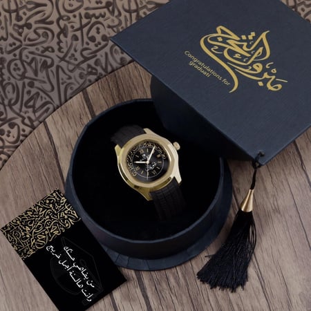 أطقم هدايا تخرج شبابية مميزة بإسم من تحب مع كتابة عبارة إهداء حسب الطلب موديل