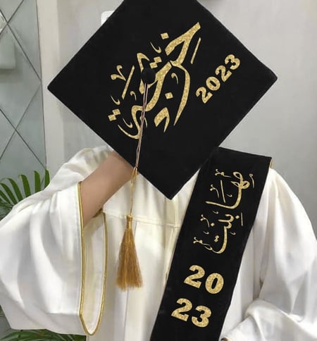 وشاح تخرج مع قبعة تخرج طباعة الاسم حسب الطلب KO-3689