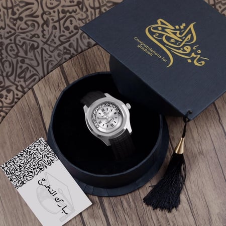 أطقم هدايا تخرج شبابية مميزة بإسم من تحب مع كتابة عبارة إهداء حسب الطلب موديل